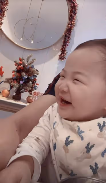 朱珠老公曬女兒萌態，寶寶繼承朱珠同款梨渦，笑著喊媽媽好奶萌