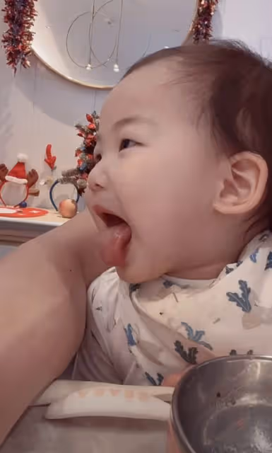 朱珠老公曬女兒萌態，寶寶繼承朱珠同款梨渦，笑著喊媽媽好奶萌