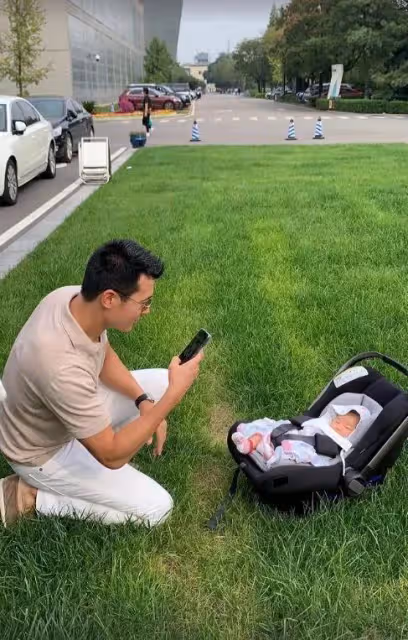 朱珠老公曬女兒萌態，寶寶繼承朱珠同款梨渦，笑著喊媽媽好奶萌