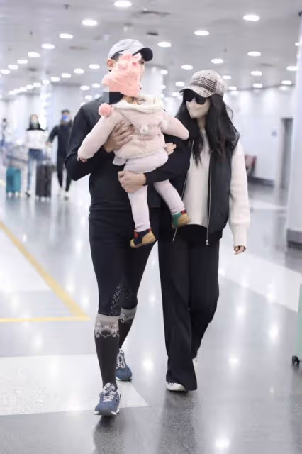 朱珠老公曬女兒萌態，寶寶繼承朱珠同款梨渦，笑著喊媽媽好奶萌