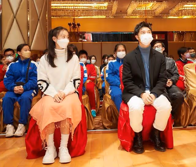田亮父女在澳門拍大片，14歲森碟笑容清甜有活力，二人同框像情侶