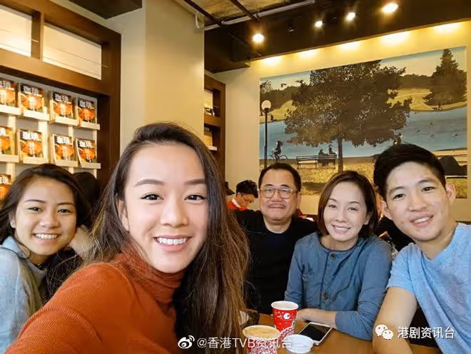 毛舜筠一家五口全家福曝光 !准女婿Andrew排排坐 曾預告做外母抱孫隨緣