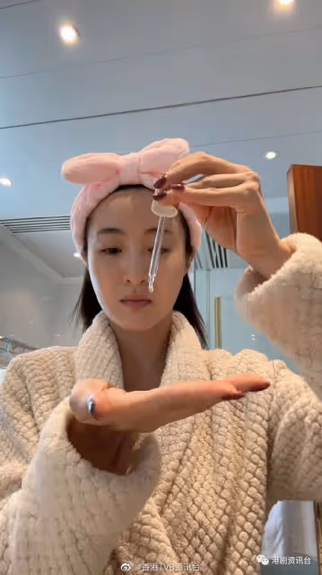 35歲TVB視後嫩膚靠一招保養!穿浴袍素顏拍片膚質滑到反光