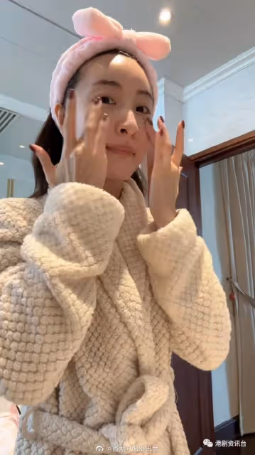 35歲TVB視後嫩膚靠一招保養!穿浴袍素顏拍片膚質滑到反光