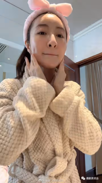 35歲TVB視後嫩膚靠一招保養!穿浴袍素顏拍片膚質滑到反光