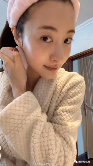 35歲TVB視後嫩膚靠一招保養!穿浴袍素顏拍片膚質滑到反光
