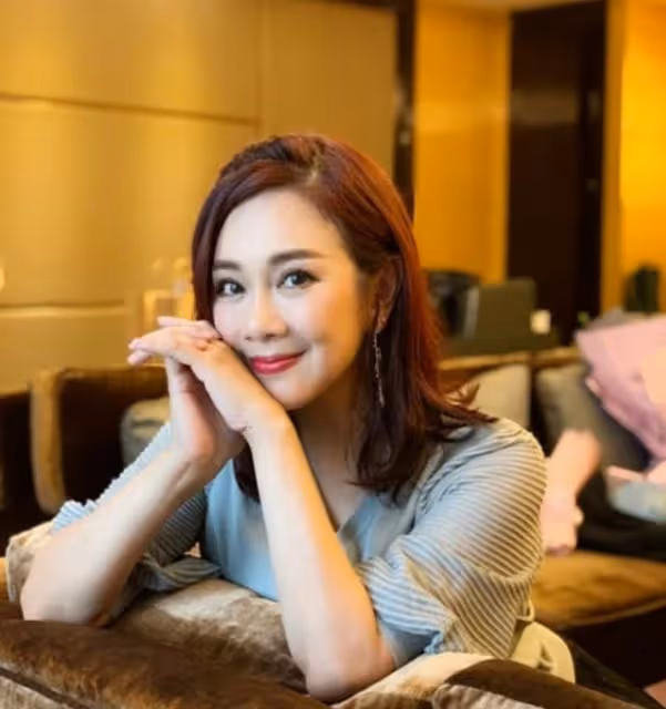 判若兩人!香港知名女星近照被指面目全非,嫁小9歲老公愛得甜蜜