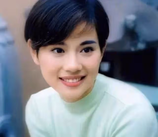 判若兩人!香港知名女星近照被指面目全非,嫁小9歲老公愛得甜蜜