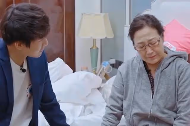 判若兩人!香港知名女星近照被指面目全非,嫁小9歲老公愛得甜蜜
