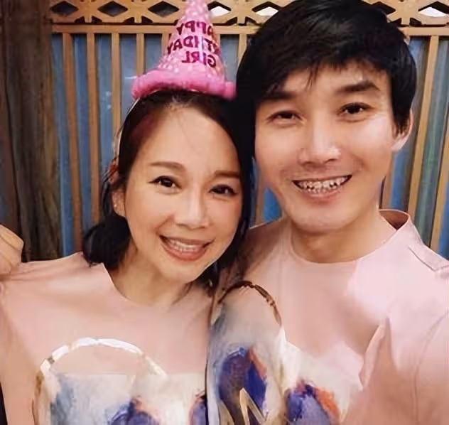 判若兩人!香港知名女星近照被指面目全非,嫁小9歲老公愛得甜蜜