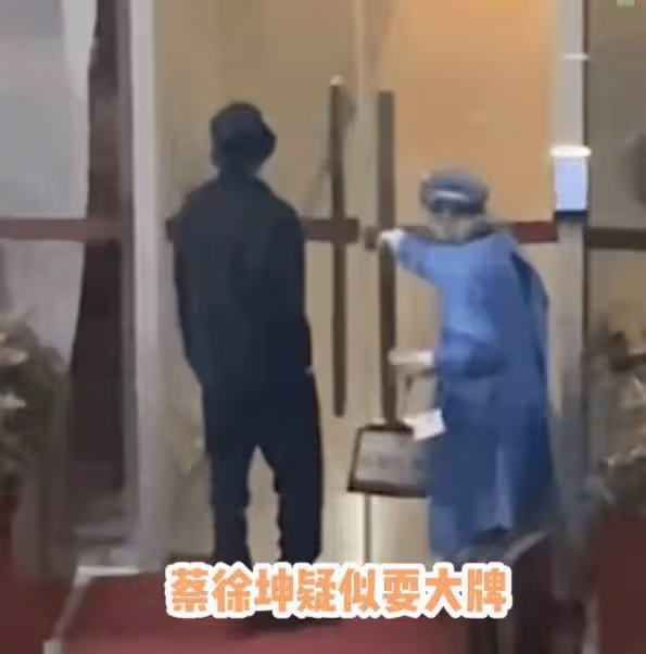 助理蹲地伺候、當眾撒潑、耍大牌被央視批…內娛藝人在高貴什麼?