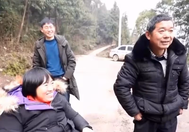 一見鍾情託付終生!情侶「交往1個月準備閃婚」女友意外癱了 癡情男「不離不棄30年」結局感動全網