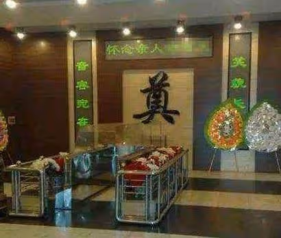 當保姆的母親去世,葬禮上來了十幾輛豪車,女兒才知母親不一般