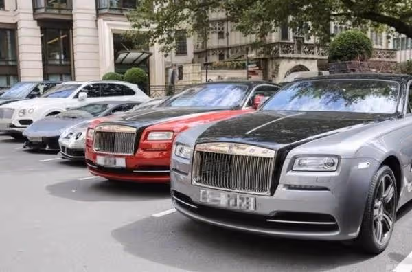 當保姆的母親去世,葬禮上來了十幾輛豪車,女兒才知母親不一般