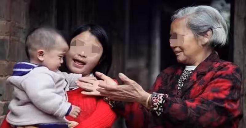 生雙胞胎女兒，強勢婆婆嫌棄滾回娘家坐月子，第二天爸媽開豪車來接，婆婆含淚求原諒.