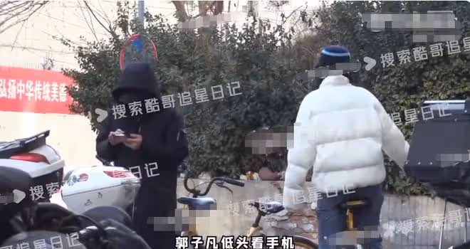 曝當紅偶像戀情!與神秘女子同居舉止親密,當街怒砸手機素質堪憂