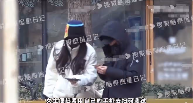 曝當紅偶像戀情!與神秘女子同居舉止親密,當街怒砸手機素質堪憂
