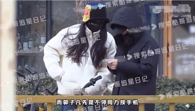 曝當紅偶像戀情!與神秘女子同居舉止親密,當街怒砸手機素質堪憂