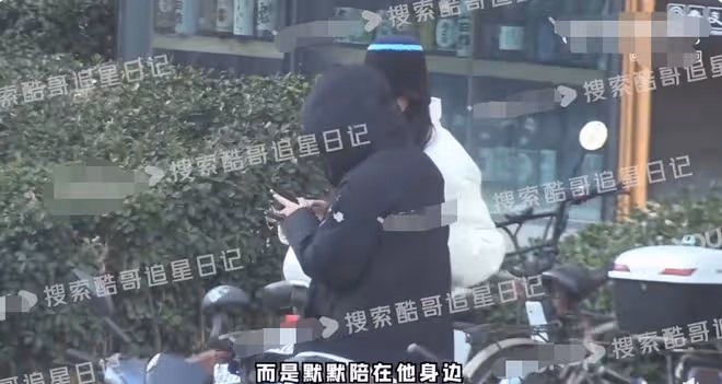 曝當紅偶像戀情!與神秘女子同居舉止親密,當街怒砸手機素質堪憂