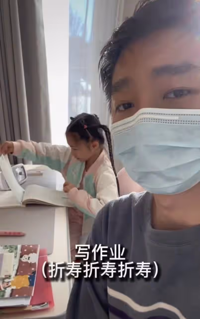 陳佩斯兒子曝一家六口染新冠!高燒40度帶四娃,祖孫三代如複製