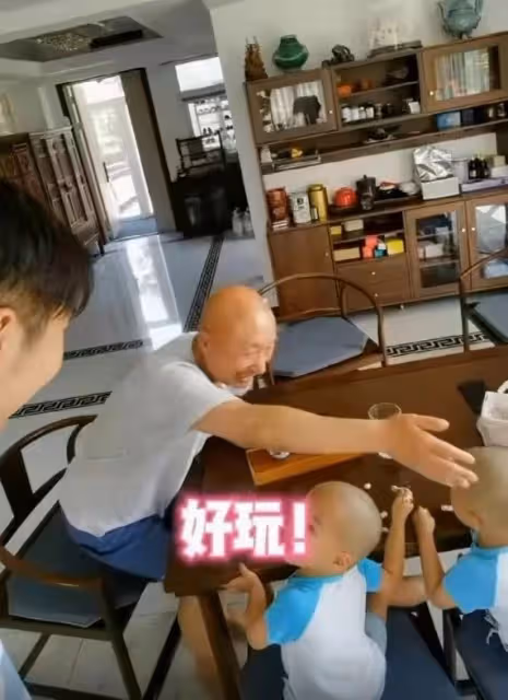 陳佩斯兒子曝一家六口染新冠！高燒40度帶四娃，祖孫三代如複製