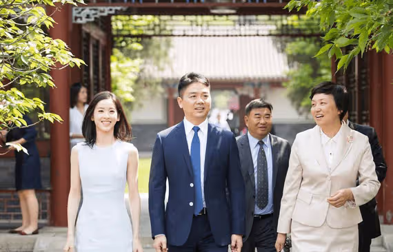 繼上次現身美國後,劉強東再陪妻子到英國待產,京東的事先放一邊