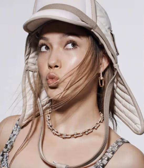 19歲谷愛凌登雜誌封面，穿銀色戰袍露腹肌又美又颯，時尚感滿滿