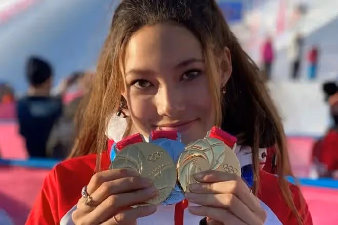 19歲谷愛凌登雜誌封面，穿銀色戰袍露腹肌又美又颯，時尚感滿滿