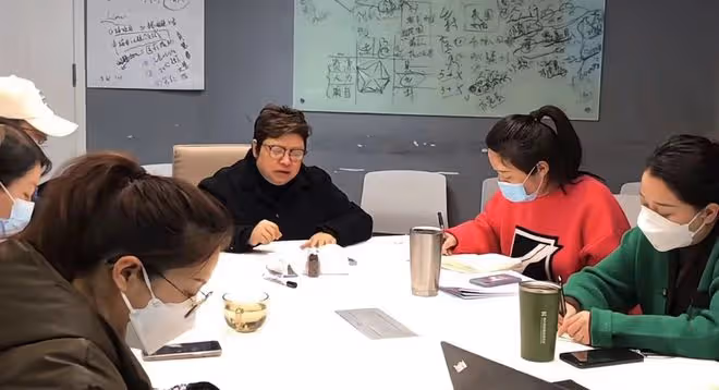 韓紅捐600萬用於新冠救治！面容浮腫仍虛弱，架相機又陷擺拍爭議
