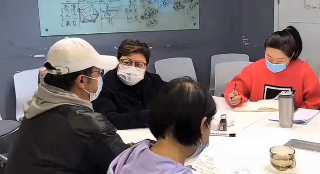 韓紅捐600萬用於新冠救治！面容浮腫仍虛弱，架相機又陷擺拍爭議