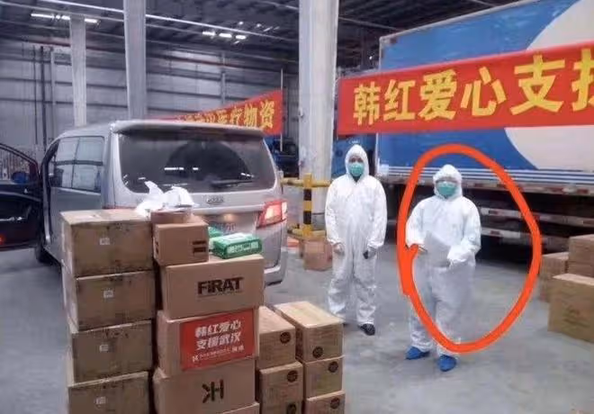 韓紅捐600萬用於新冠救治！面容浮腫仍虛弱，架相機又陷擺拍爭議