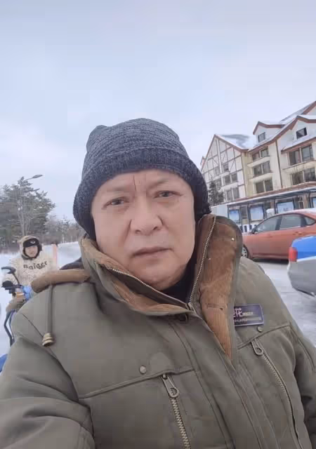 64歲遲志強回東北老家，眉毛脫落老到快認不出，坐電動車接地氣