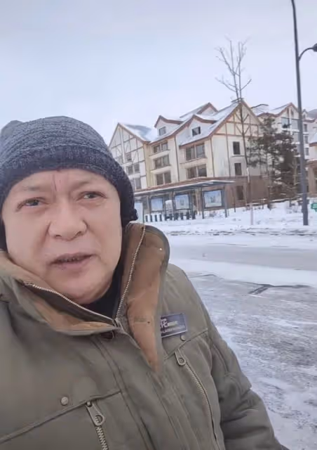 64歲遲志強回東北老家，眉毛脫落老到快認不出，坐電動車接地氣