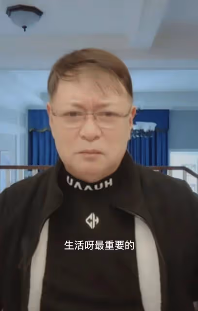 64歲遲志強回東北老家，眉毛脫落老到快認不出，坐電動車接地氣