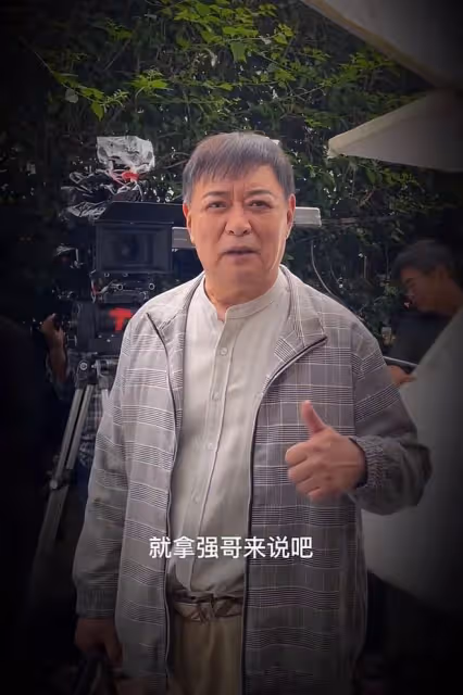 64歲遲志強回東北老家，眉毛脫落老到快認不出，坐電動車接地氣
