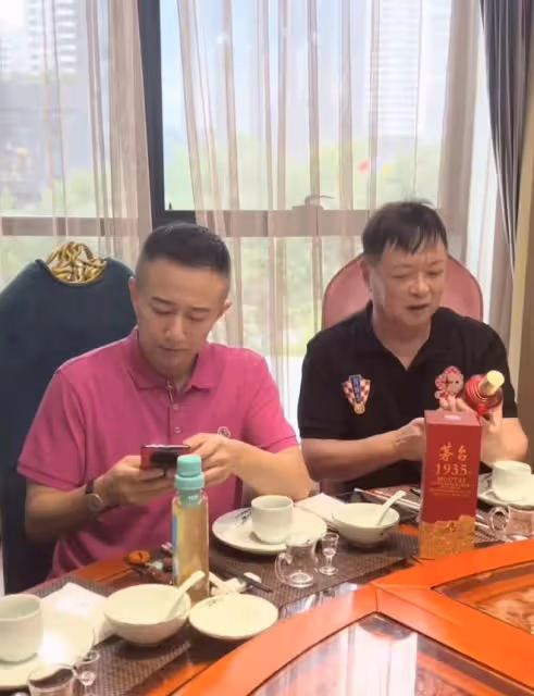 64歲遲志強回東北老家，眉毛脫落老到快認不出，坐電動車接地氣