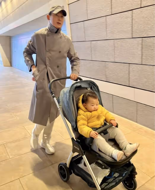 朱珠帶娃出遊,夫妻倆前後偷拍女兒好有愛,小公主穿搭樸實像爸爸