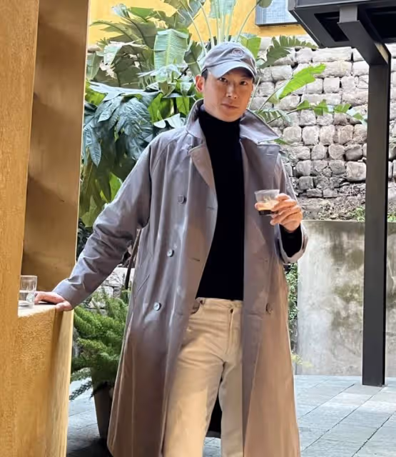 朱珠帶娃出遊,夫妻倆前後偷拍女兒好有愛,小公主穿搭樸實像爸爸