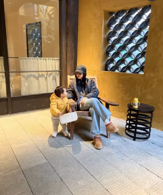 朱珠帶娃出遊,夫妻倆前後偷拍女兒好有愛,小公主穿搭樸實像爸爸