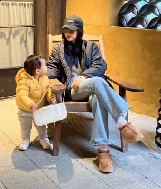朱珠帶娃出遊,夫妻倆前後偷拍女兒好有愛,小公主穿搭樸實像爸爸