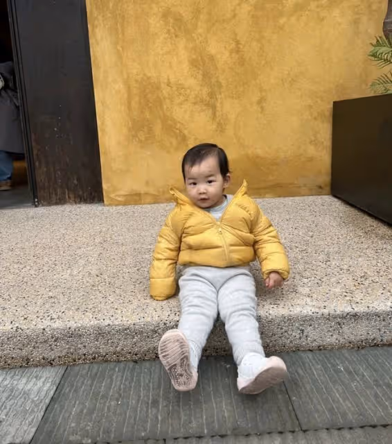 朱珠帶娃出遊，夫妻倆前後偷拍女兒好有愛，小公主穿搭樸實像爸爸