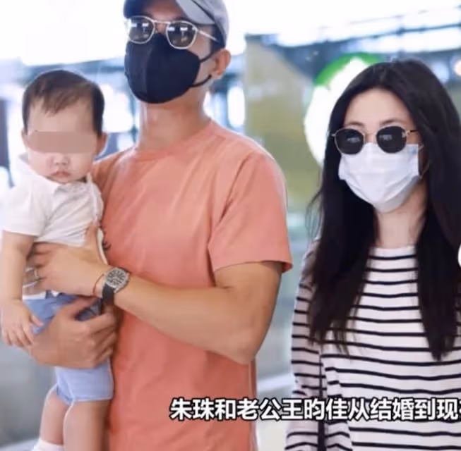 朱珠帶娃出遊，夫妻倆前後偷拍女兒好有愛，小公主穿搭樸實像爸爸