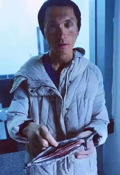 拾金不昧!餓了兩天的流浪漢,撿到8800元現金分文不動,堅持上交警官,網友:人在流浪,心在天堂