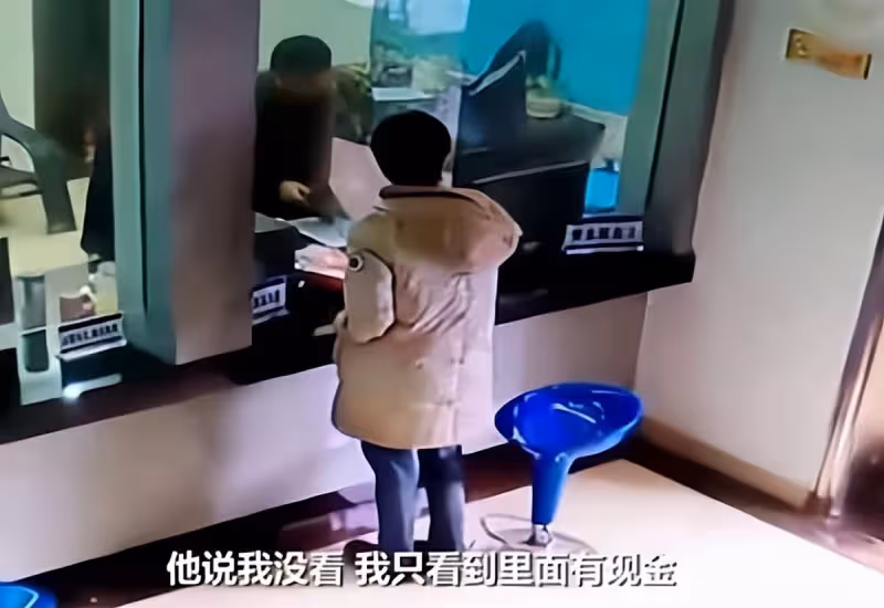 拾金不昧!餓了兩天的流浪漢,撿到8800元現金分文不動,堅持上交警官,網友:人在流浪,心在天堂