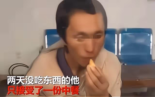 拾金不昧!餓了兩天的流浪漢,撿到8800元現金分文不動,堅持上交警官,網友:人在流浪,心在天堂