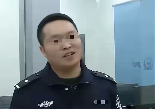 拾金不昧!餓了兩天的流浪漢,撿到8800元現金分文不動,堅持上交警官,網友:人在流浪,心在天堂