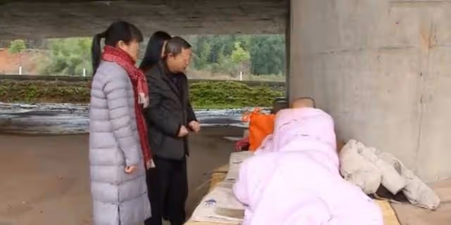 拾金不昧!餓了兩天的流浪漢,撿到8800元現金分文不動,堅持上交警官,網友:人在流浪,心在天堂