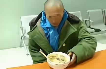 拾金不昧!餓了兩天的流浪漢,撿到8800元現金分文不動,堅持上交警官,網友:人在流浪,心在天堂