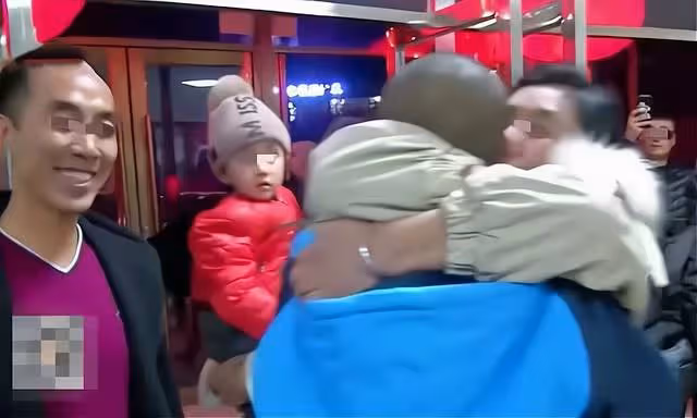 拾金不昧!餓了兩天的流浪漢,撿到8800元現金分文不動,堅持上交警官,網友:人在流浪,心在天堂