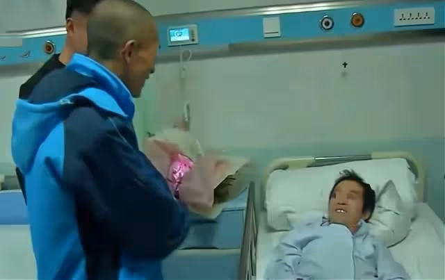 拾金不昧!餓了兩天的流浪漢,撿到8800元現金分文不動,堅持上交警官,網友:人在流浪,心在天堂